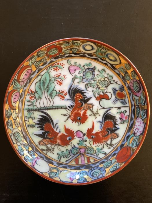 Conjunto de 6 pequenos pratos decorativos em porcelana