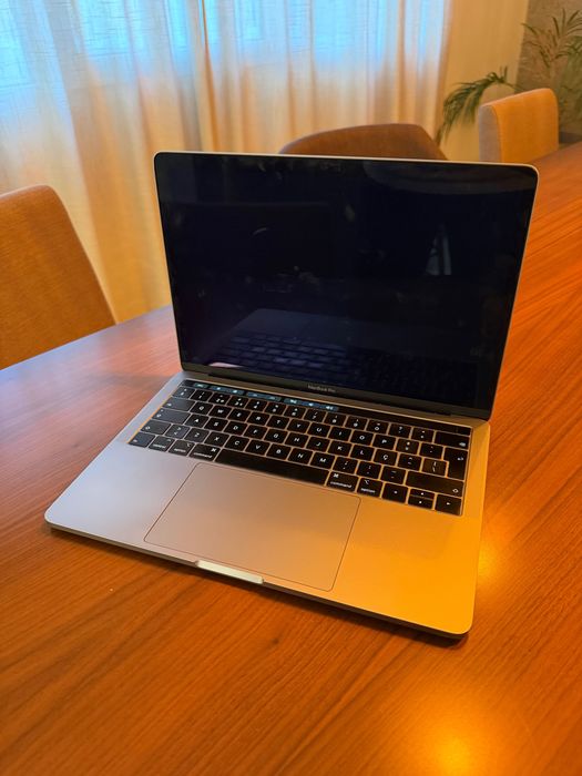 MacBook Pro 13" 2019 – i5 Quad-Core, 16GB RAM, 256GB SSD, Touch Bar + Carregador