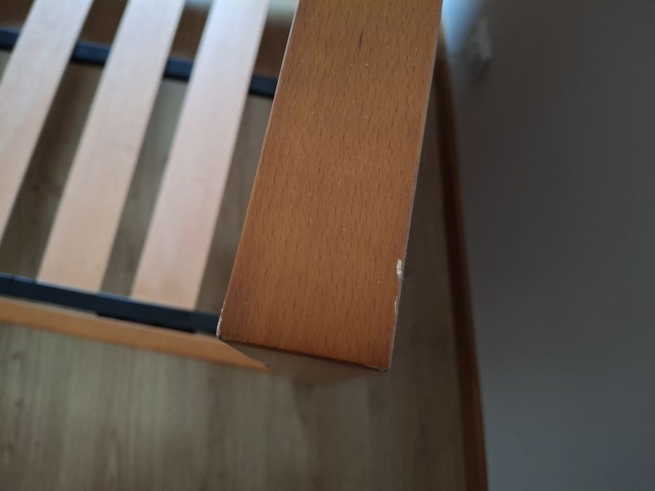 Cama solteiro c/ estrado e mesa de cabeceira