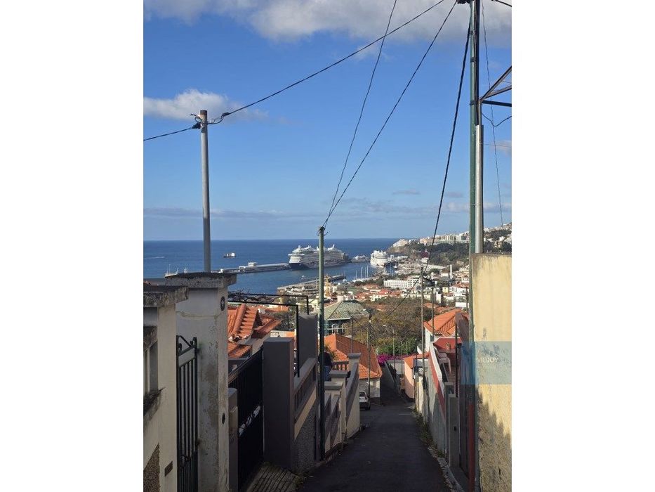 Moradia dividida em Dois Pisos Independentes no Funchal