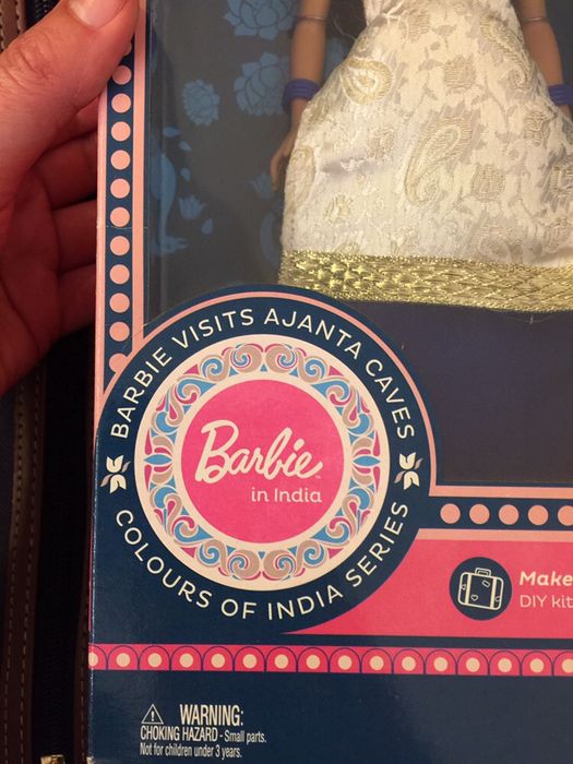 Barbie Índia - visits Ajanta Caves