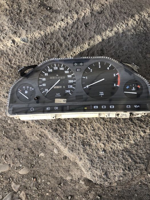 Bmw E30. Є багато запчастин