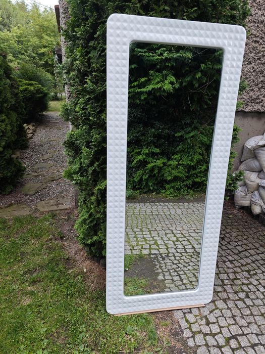 Duże lustro w białej ramie