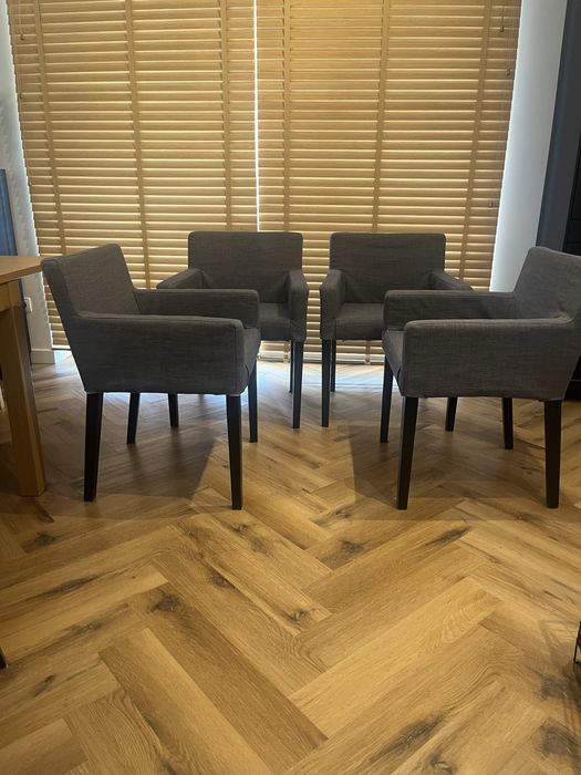 Krzesla ikea z materialowym obiciem.