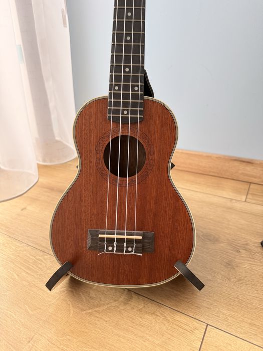 Stojak na ukulele drewniany