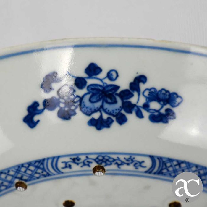 Taça / Escorredor frutas porcelana China, Período Qianlong, séc. XVIII