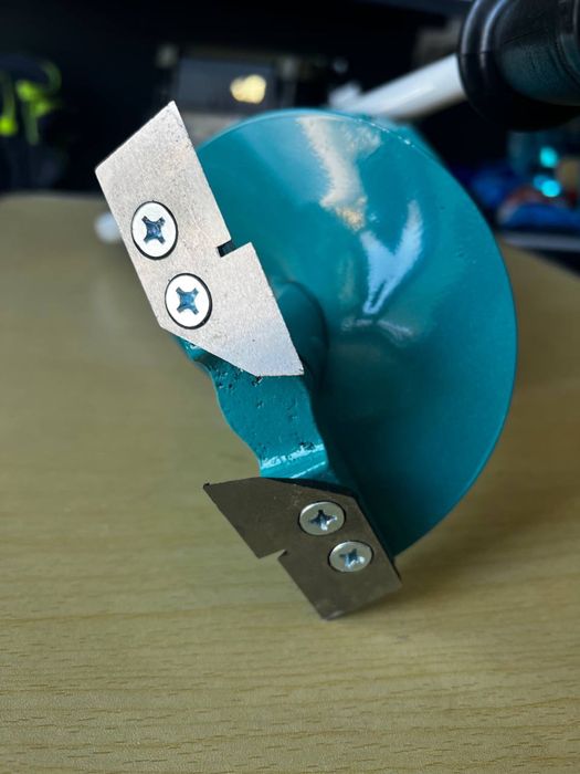 Рибальське спорядження: льодобур, санчата, зимовий ящик