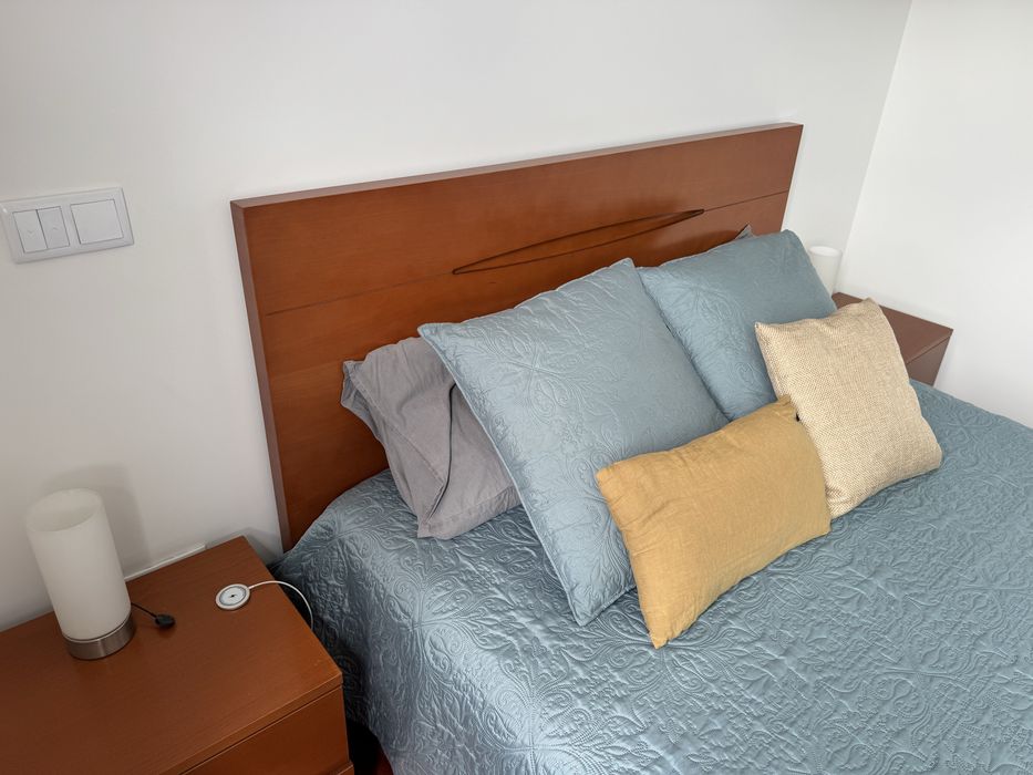 Cama de casal em cerejeira + 2 mesinhas de cabeceira