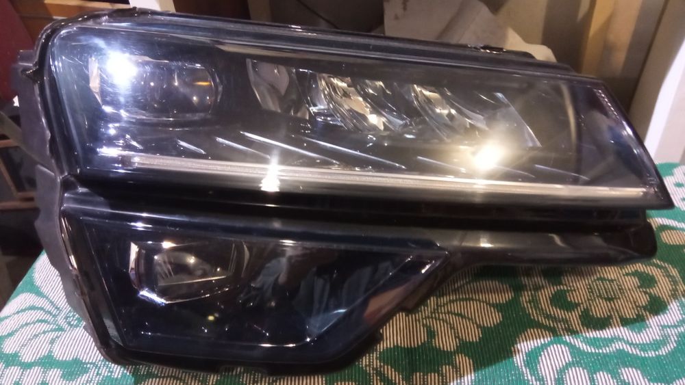 Продаю правую фару,Шкода карок