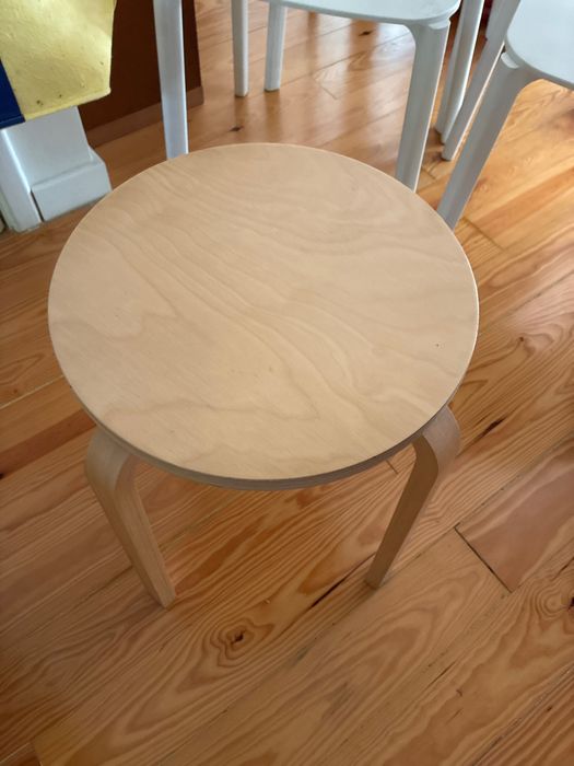 Ikea: conjunto 4 cadeiras, mesa de centro e banco