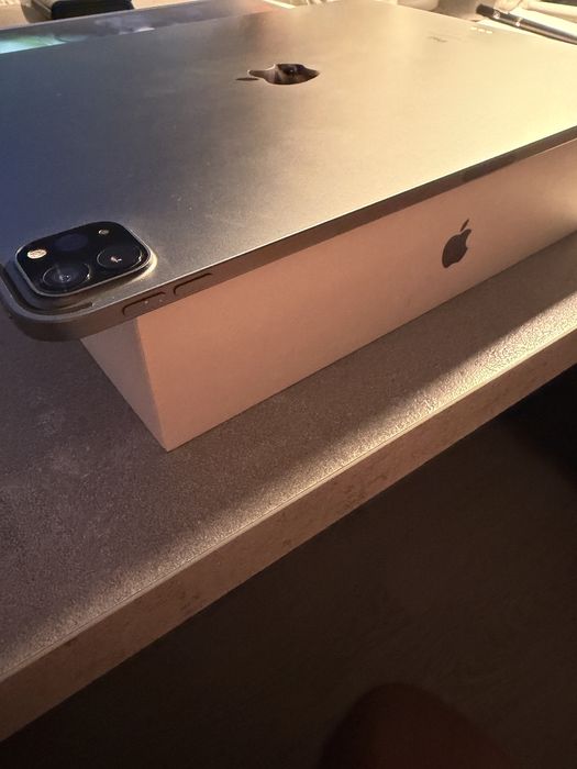 iPad Pro 12.9” 4.ª geração + Magic Keyboard