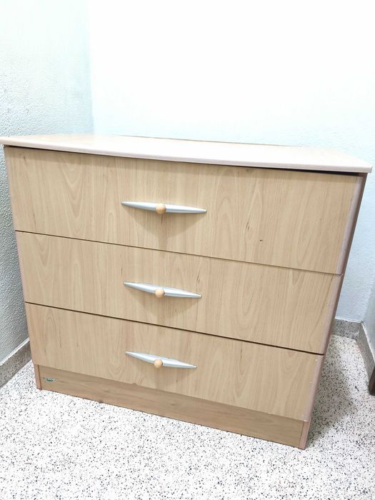 Cómoda e 2 mesinhas cabesieras