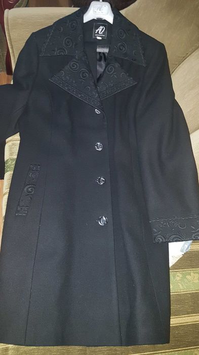 Płaszczyk krótki flauszowy.