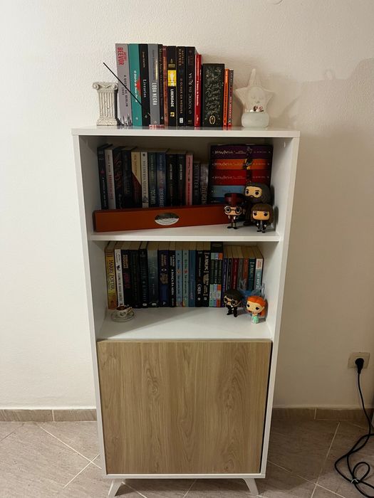 Movéis de Sala de estar e cozinha, movél de TV, Estante de livros, mesa redonda com 4 cadeiras incluidas, sofá roxo acinzentado e frigorifico.
