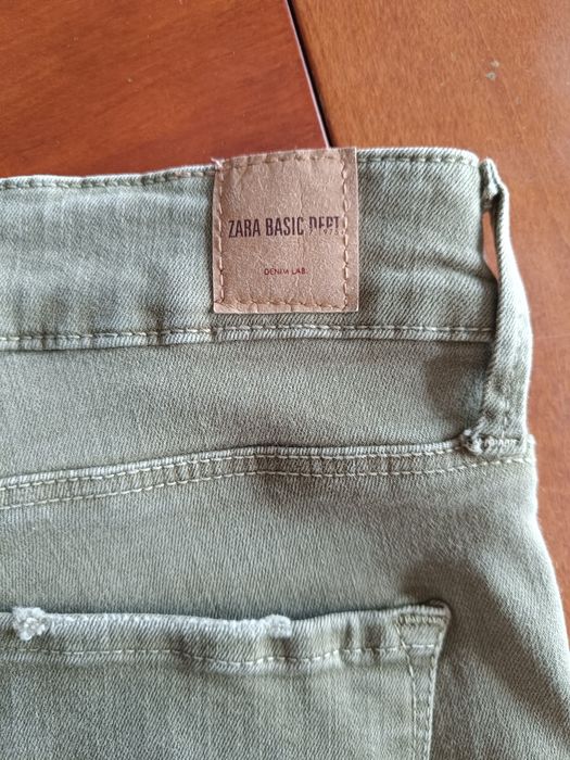 Jeans com tiras laterais com brilho