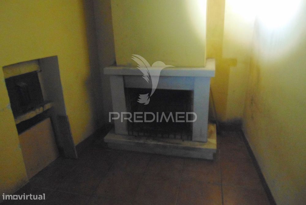 Moradia geminada para restaurar em Vila Real