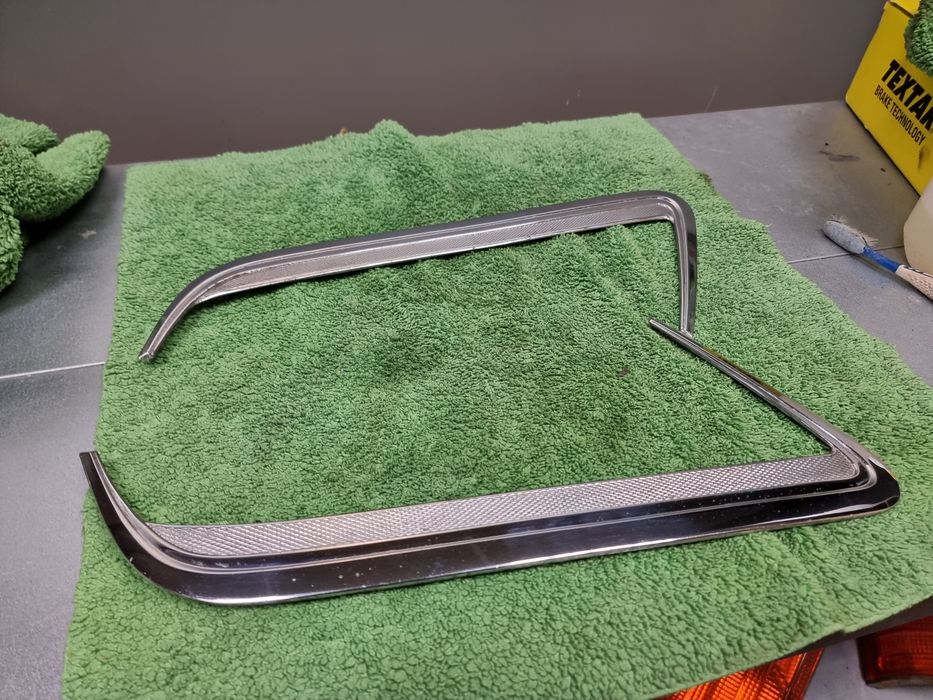 Frisos laterais traseiros Mercedes W110 W111