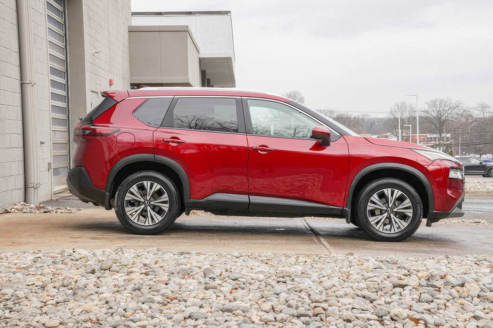 Nissan Rogue SV      2023
