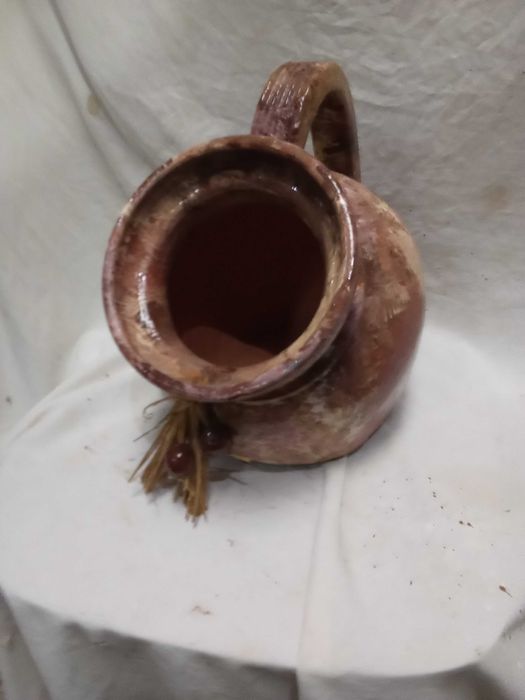 Estante de canto em madeira pintada em tons castanhos
