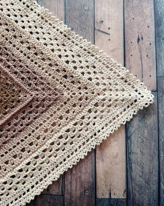 Chusta robiona na szydełku