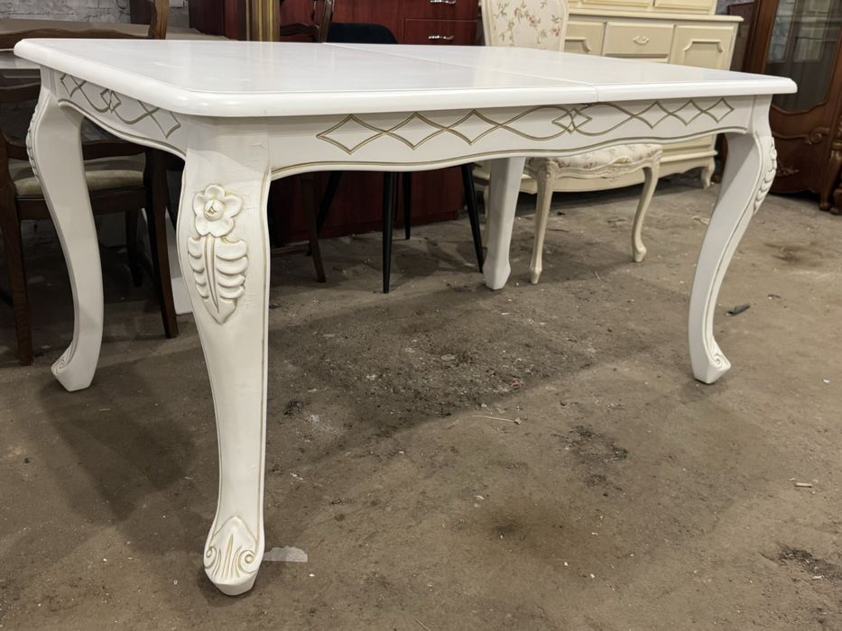 Розклпдні столи. Італія. Виставка. Дерево