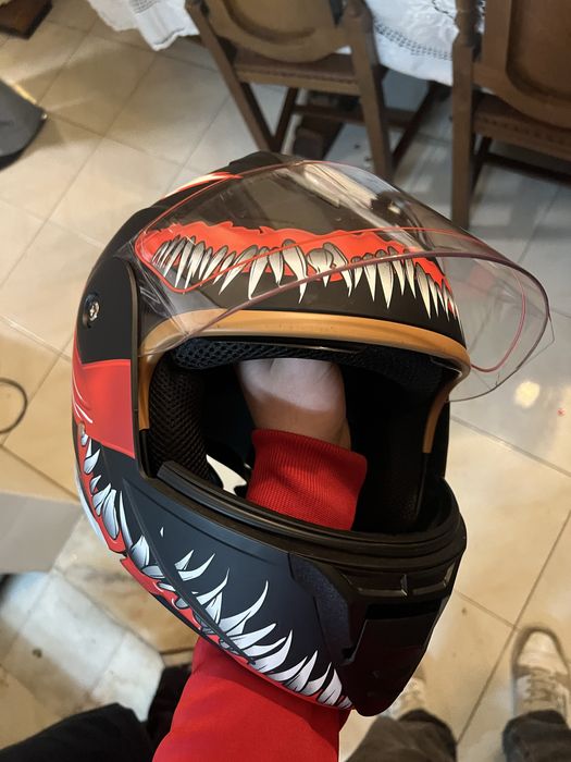 Capacete novo, com viseira escura