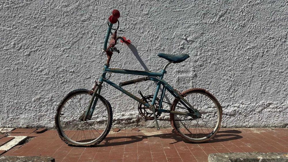 3 bicicletas, duas para restaurar e uma em bom estado.