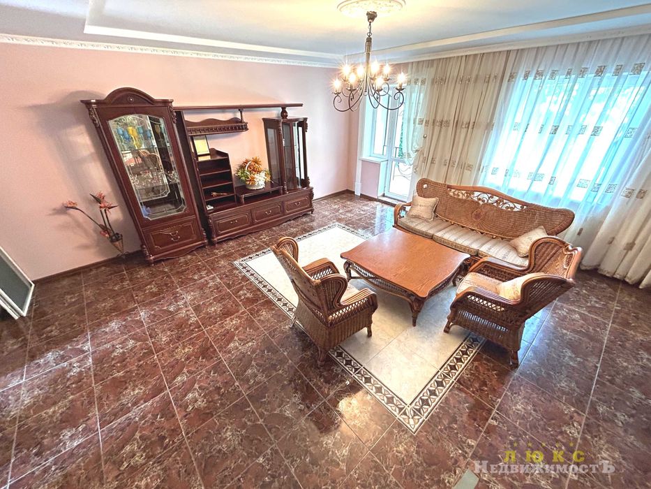 Продаётся отличный трёхэтажный дом в Совиньоне  с  видом на море!