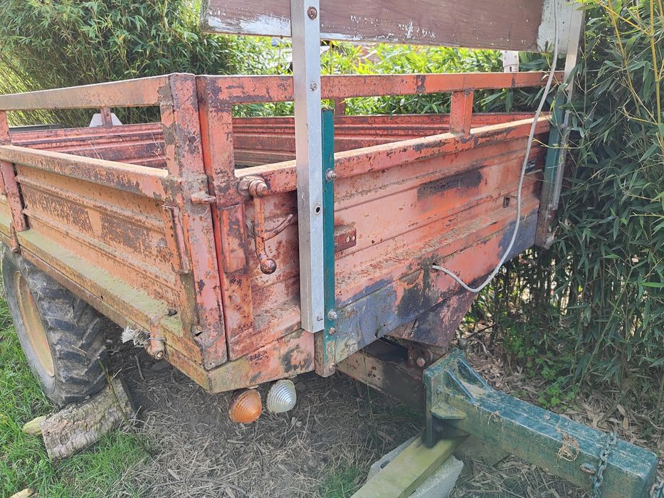 Reboque agrícola com documentos