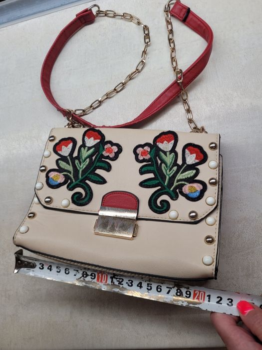 Сумка Stradivarius бежева з вишивкою квітів на цепочці