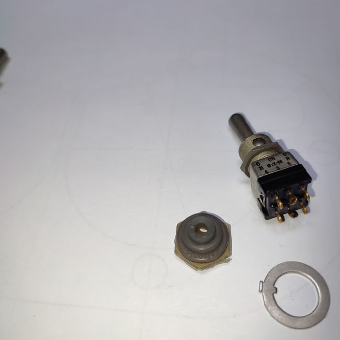 Hetronic Тумблер Eaton 8869K11 T-0-T двухполюсный — 2xNO и 2xNC