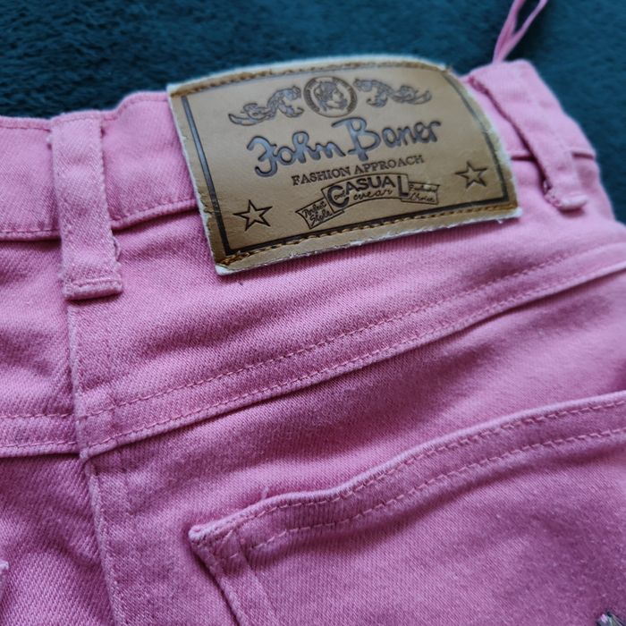 Różowe jeansy damskie