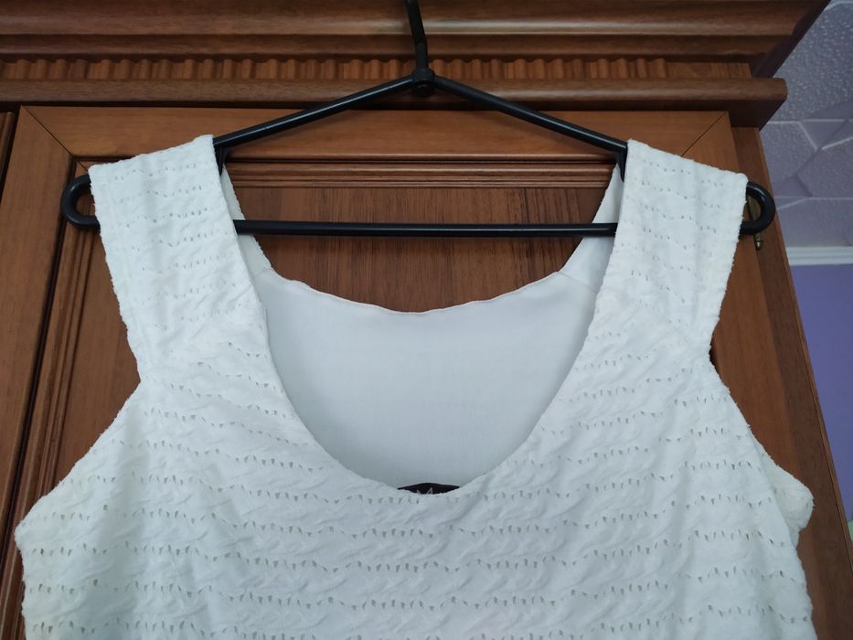 Sukienka ażurowa rozkloszowana kremową rozm M