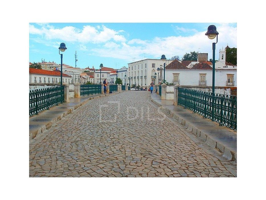 Loja inserida em novo empreendimento em Tavira