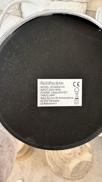 Lampa stołowa z bialym abażurem