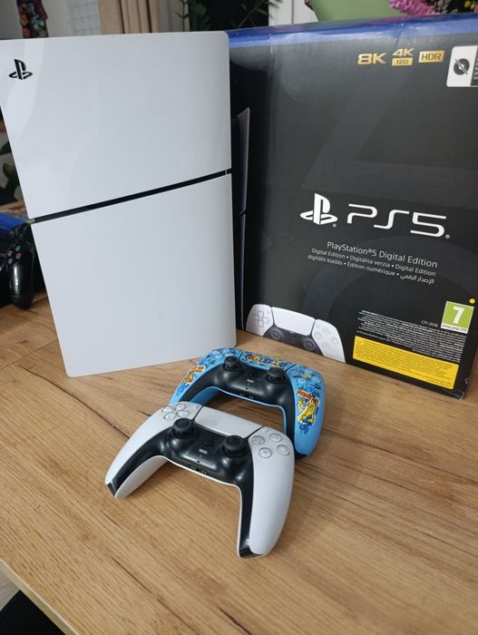 PS5 Slim Digital CFI-2016B + 2 pady DualSense + Fortnite Limited + pudełko