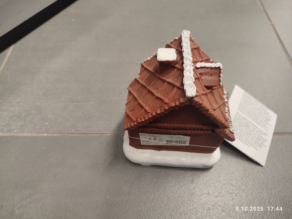 Nowy brązowy domek świąteczny z lampkami LED