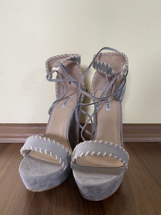 Buty na obcasie, wiązane na kostce, Tanio jak nowe