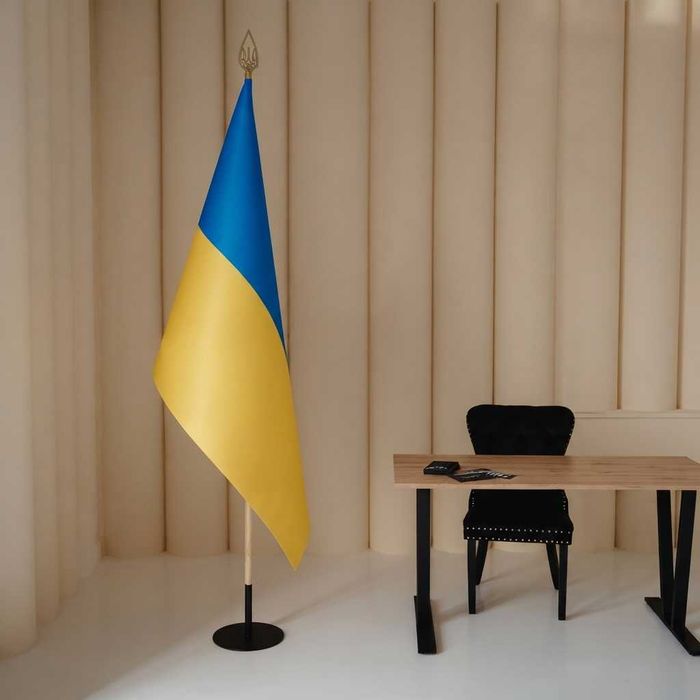 Прапор України кабінетний 120×180 см - купольний, двосторонній, з круглою підлоговою підставкою (09-048)