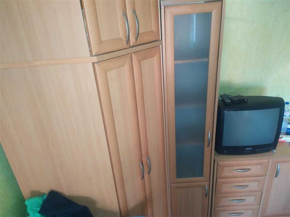 Продам шафу кутову, дуже містку, з антресоллю, колір помаранч. 4500гр.