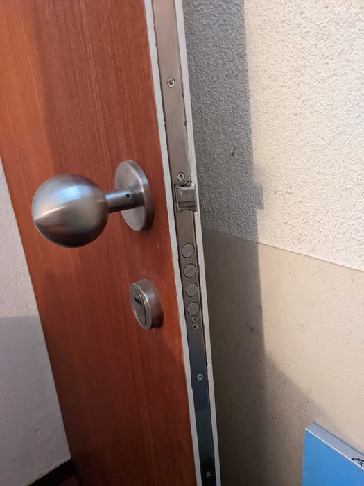 Porta de segurança sem aro.