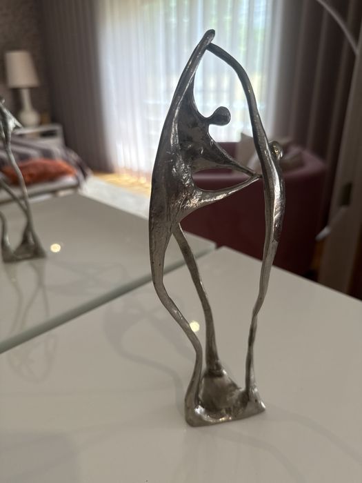 Estatueta em metal assinada pelo autor