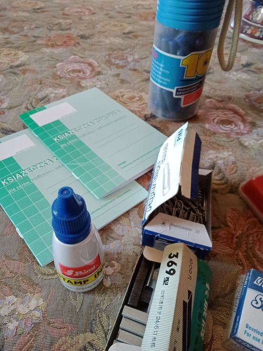 Dziurkacz biurowy+ inne dodatki biurowe