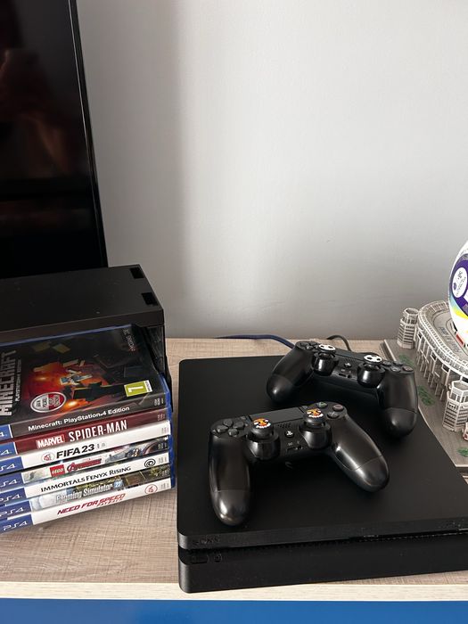 Playstation 4 slim z grami i stacją ładowania padow