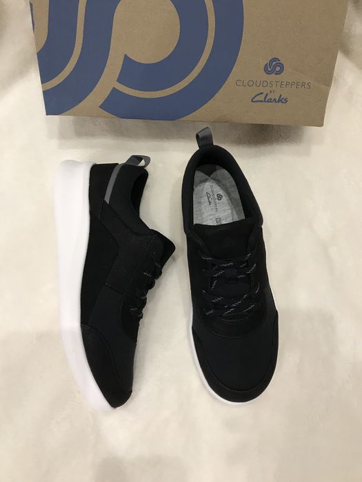 Продам женские кроссовки Clarks