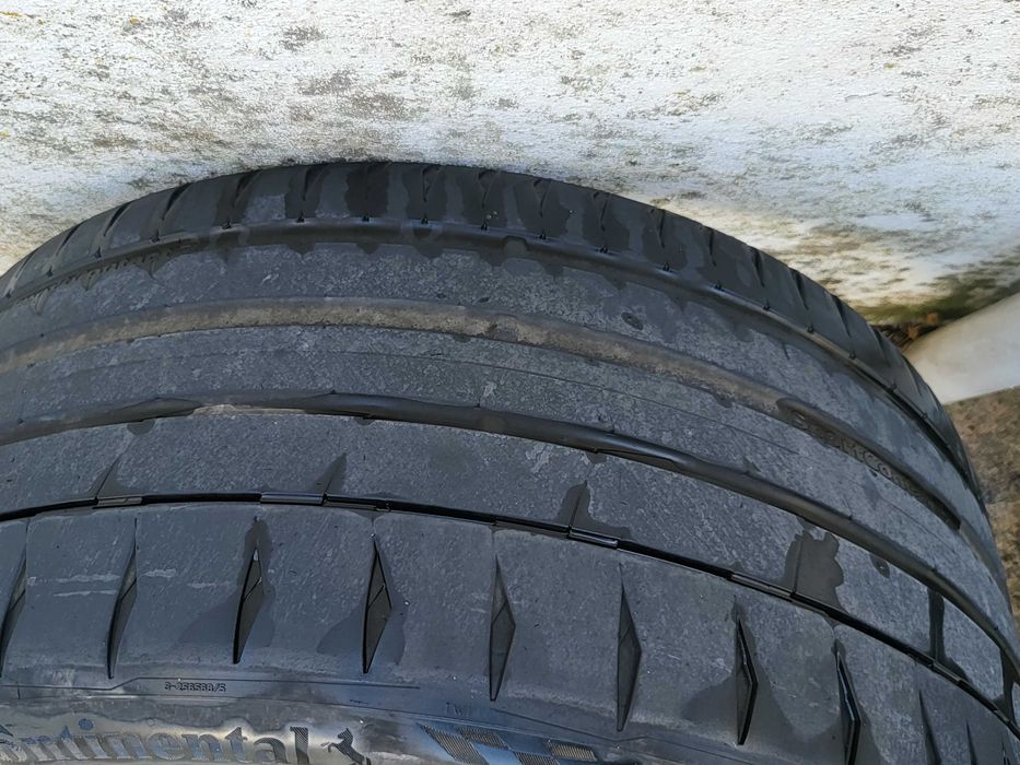 pneus CONTINENTAL 275/30/20 XL ZR com metade do piso sem rasgões
