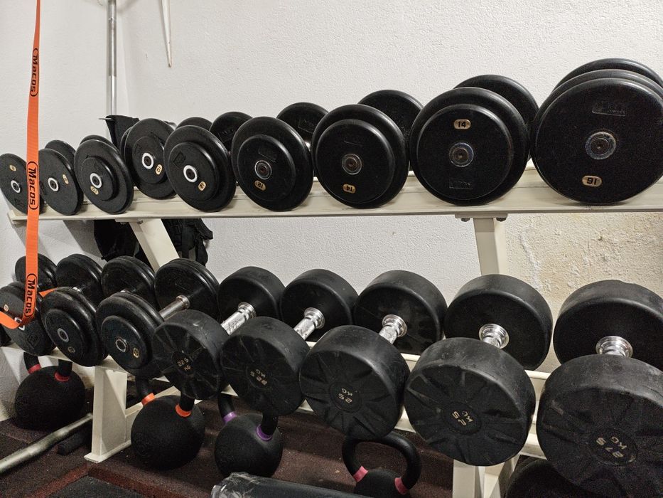 Ginásio, várias máquinas de musculação