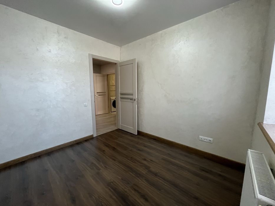 Продається квартира з великою кухнею 30м.,в ЖК закритого типу, з ремонтом,частково меблі.