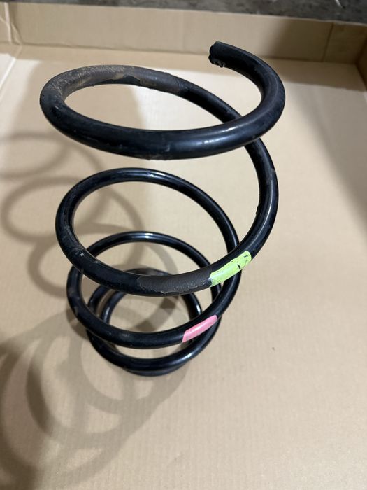 Продам оригінальну передню пружину  Тойота Камрі 40