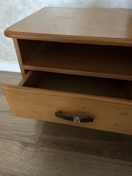 Приліжковп тумба